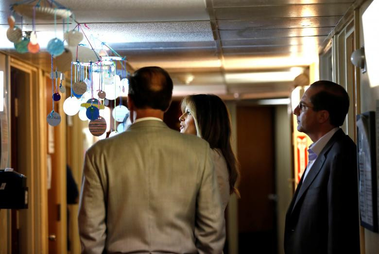 Bà Trump đi cùng Bộ trưởng Y tế và Dịch vụ Nhân sinh Mỹ Alex Azar tại cơ sơ lưu trú của trẻ nhập cư ở McAllen Texas ngày 21/6.