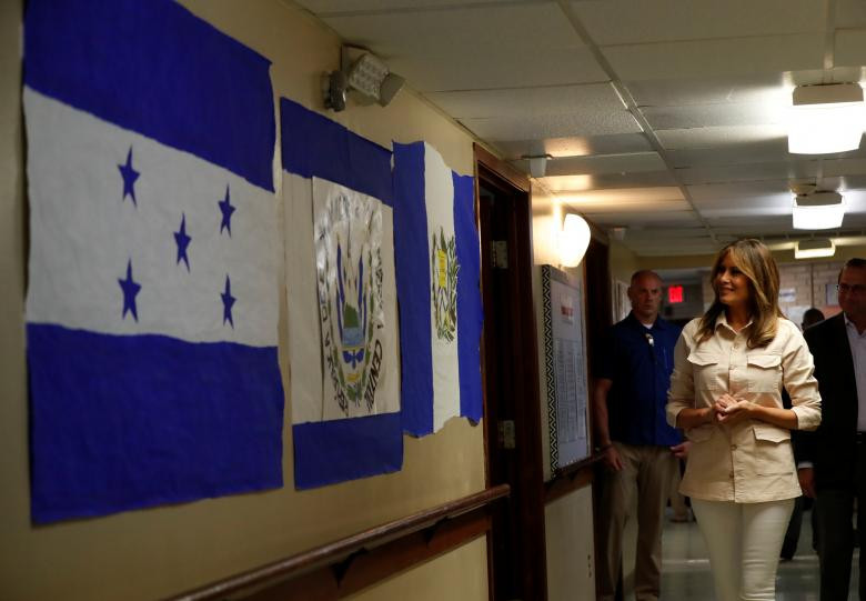 Trước đó, chính quyền Tổng thống Trump đã có chính sách tách trẻ em với cha mẹ trong gia đình người di cư nhưng chính sách này vấp phải sự phản đối mạnh mẽ của dư luận. Hôm 20/6, Tổng thống Trump đã ký sắc lệnh “nhượng bộ”, cho phép giam giữ các thành viên gia đình cùng nhau khi họ bị bắt vì nhập cảnh trái phép vào Mỹ.