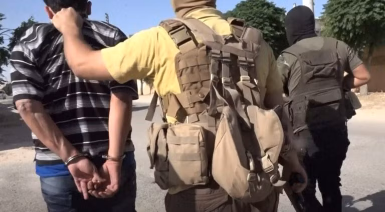 Theo al-Shami, lực lượng HTS đã bắt giữ nhiều chiến binh IS và tịch thu kho vũ khí, chất nổ của nhóm khủng bố này. Ảnh: SF.