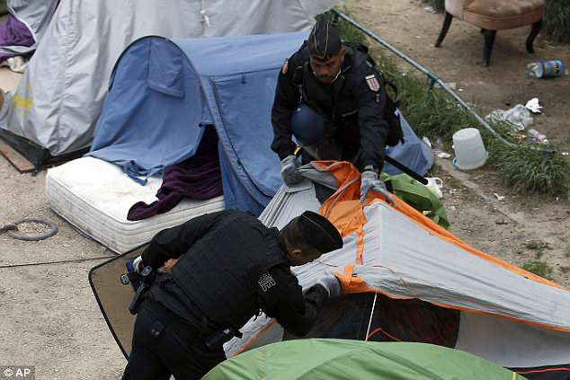 Ngoài ra, nhiều người dân nhập cư đến từ Sudan, Somalia và Eritrea. Họ lênh đênh trên những con thuyền từ Libya tới Pháp. Ảnh: AP.