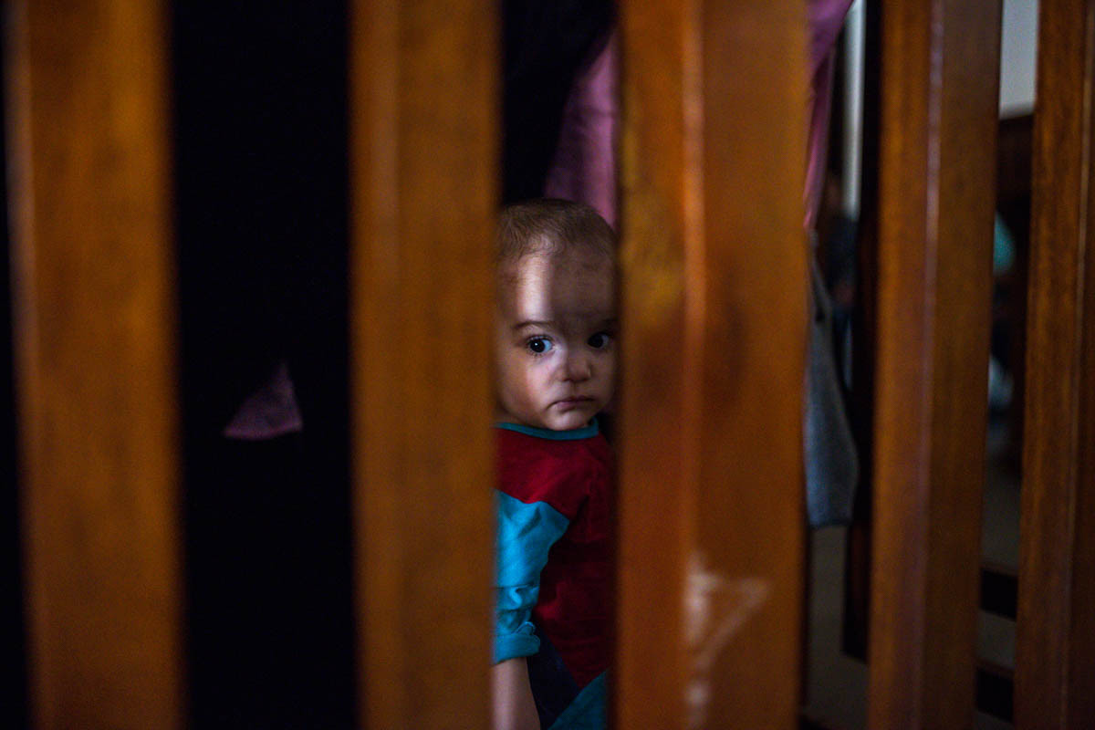 Trong ảnh là bé Oussama, con gái của Mariam. Mariam bị cáo buộc là một thành viên IS và có nguy cơ phải ngồi tù chung thân nếu bị kết án.