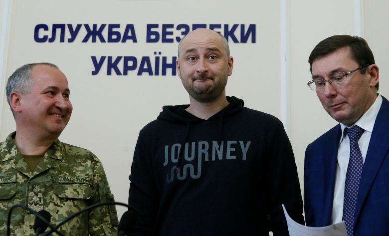 Nhà báo Nga Arkady Babchenko, người được đưa tin là đã chết do bị bắn tại nhà riêng, bất ngờ “sống lại” và xuất hiện tại cuộc họp báo ở thủ đô Kiev hôm 30/5 do cơ quan an ninh Ukraine tổ chức.