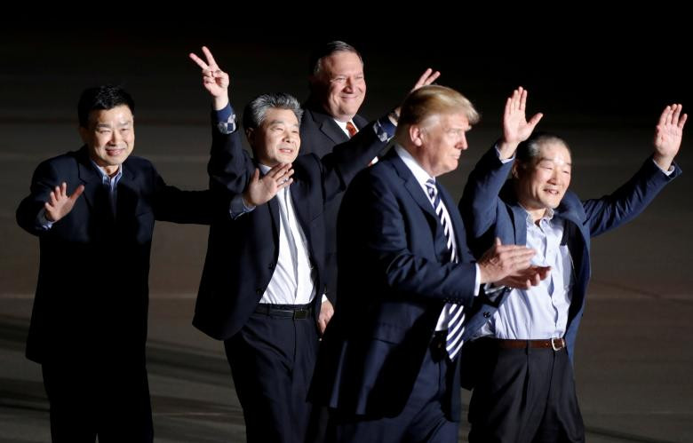 Tổng thống Mỹ Donald Trump đã đích thân ra đón ba người Mỹ được Triều Tiên trả tự do là Kim Dong Chul, Kim Hak Song và Tony Kim (Kim Sang-duk) tại căn cứ không quân Andrews ở bang Maryland ngày 10/5.