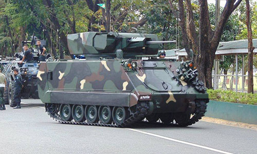 Được biết, Quân đội Philippine hiện đang có khoảng 120 xe thiết giáp chở quân M113 trong biên chế, và 1/3 trong số đó sẽ được hiện đại hóa trong tương lai theo hợp đồng với Elbit Systems. Chương trình này được kỳ vọng sẽ giúp Quân đội Philippine lấy lại sức chiến đấu sau cuộc chiến ở Marawi vừa qua. Nguồn ảnh: Defence Blog. Được biết, Quân đội Philippine hiện đang có khoảng 120 xe thiết giáp chở quân M113 trong biên chế, và 1/3 trong số đó sẽ được hiện đại hóa trong tương lai theo hợp đồng với Elbit Systems. Chương trình này được kỳ vọng sẽ giúp Quân đội Philippine lấy lại sức chiến đấu sau cuộc chiến ở Marawi vừa qua. Nguồn ảnh: Defence Blog.