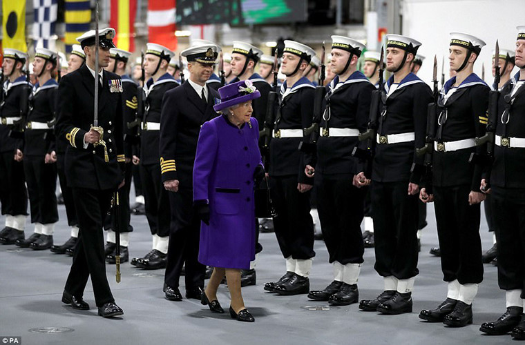 “Tàu sân bay HMS Queen Elizabeth có giá trị ước tính 3,1 tỷ bảng Anh (tương đương hơn 94 nghìn tỷ đồng) được chế tạo dựa trên những công nghệ hàng hải hàng đầu nước Anh và là một tàu chiến thực thụ của thế kỷ 21”, Nữ hoàng Anh phát biểu. 