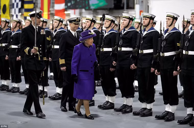“Tàu sân bay HMS Queen Elizabeth có giá trị ước tính 3,1 tỷ bảng Anh (tương đương hơn 94 nghìn tỷ đồng) được chế tạo dựa trên những công nghệ hàng hải hàng đầu nước Anh và là một tàu chiến thực thụ của thế kỷ 21”, Nữ hoàng Anh phát biểu. 