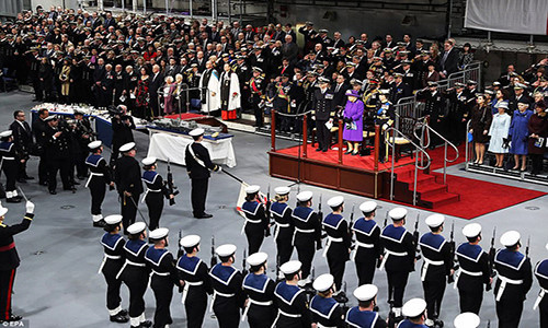 Trước đó, hồi tháng 12/2017, Nữ hoàng Anh Elizabeth II đã tới dự lễ biên chế chính thức tàu sân bay HMS Queen Elizabeth vào Hải quân Hoàng gia.