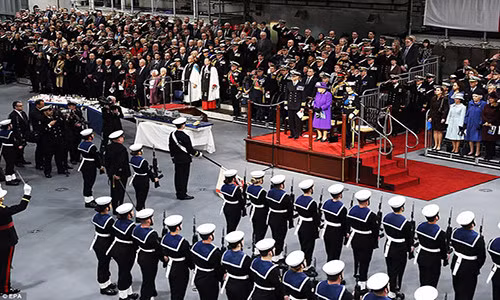 Trước đó, hồi tháng 12/2017, Nữ hoàng Anh Elizabeth II đã tới dự lễ biên chế chính thức tàu sân bay HMS Queen Elizabeth vào Hải quân Hoàng gia.