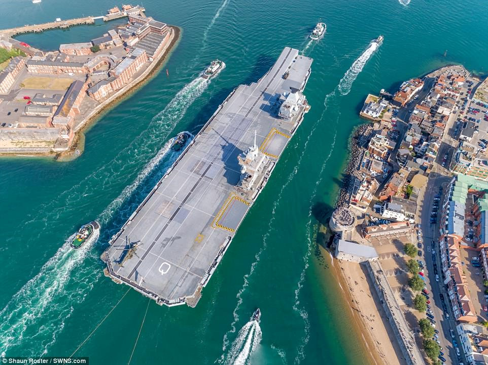 Tàu HMS Queen Elizabeth dành cho thủy thủ đoàn 650-700 người và có khả năng chở tới 60 máy bay.