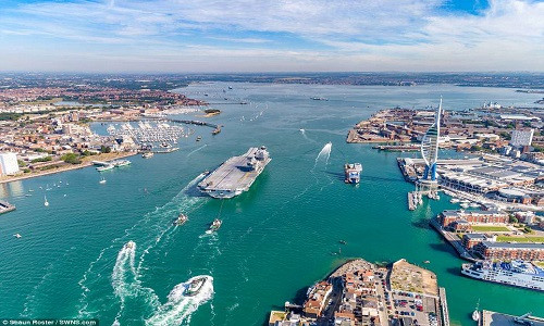 Theo Daily Mail, với trọng lượng 65.000 tấn, HMS Queen Elizabeth (hay còn có tên Big Lizzie) là tàu sân bay lớn nhất được biên chế cho Hải quân Hoàng gia Anh tính đến thời điểm hiện tại. (Nguồn: Daily Mail)