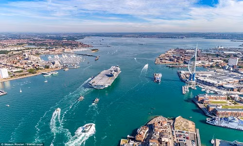 Theo Daily Mail, với trọng lượng 65.000 tấn, HMS Queen Elizabeth (hay còn có tên Big Lizzie) là tàu sân bay lớn nhất được biên chế cho Hải quân Hoàng gia Anh tính đến thời điểm hiện tại. (Nguồn: Daily Mail)