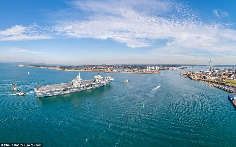 Sáng 23/6, tàu sân bay lớn nhất của Hải quân Hoàng gia Anh HMS Queen Elizabeth đã trở về cảng Portsmouth ở Hampshire sau đợt thử nghiệm trên biển. 