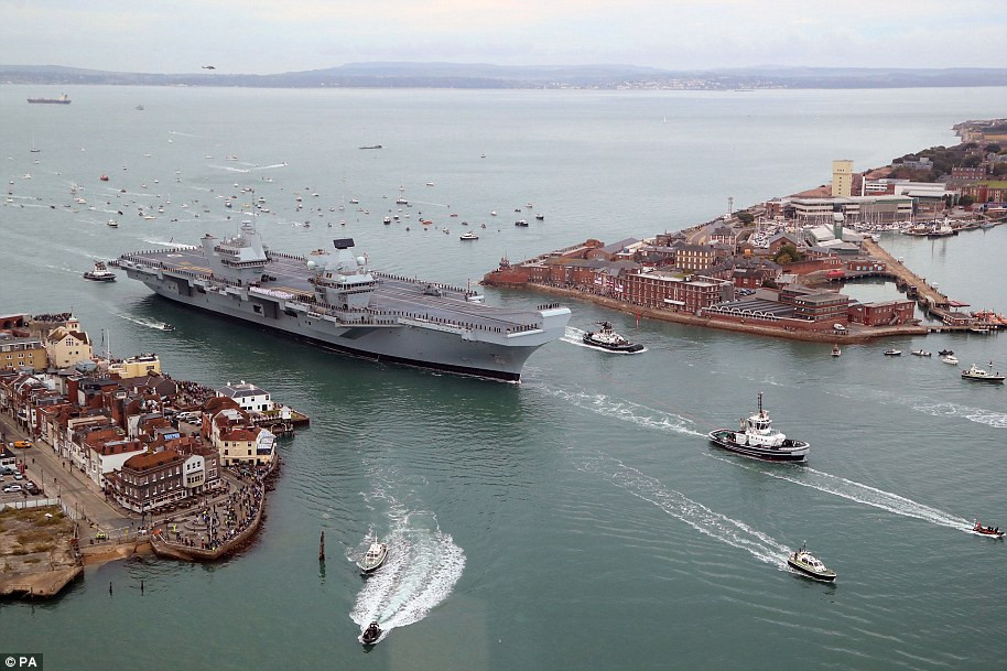 Tốc độ tối đa của tàu HMS Queen Elizabeth lên tới 25 knot.