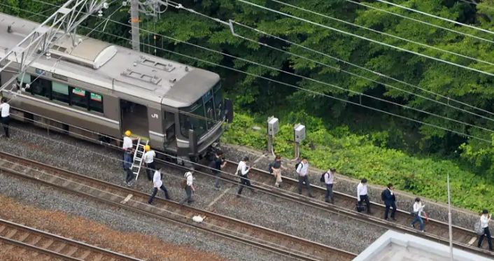 Động đất cũng gây ra nhiều vụ hỏa hoạn tại một số khu vực và nhiều tuyến đường sắt tạm thời bị đình trệ. Công tác cứu hộ vẫn đang diễn ra khẩn trương. Ảnh: AP.