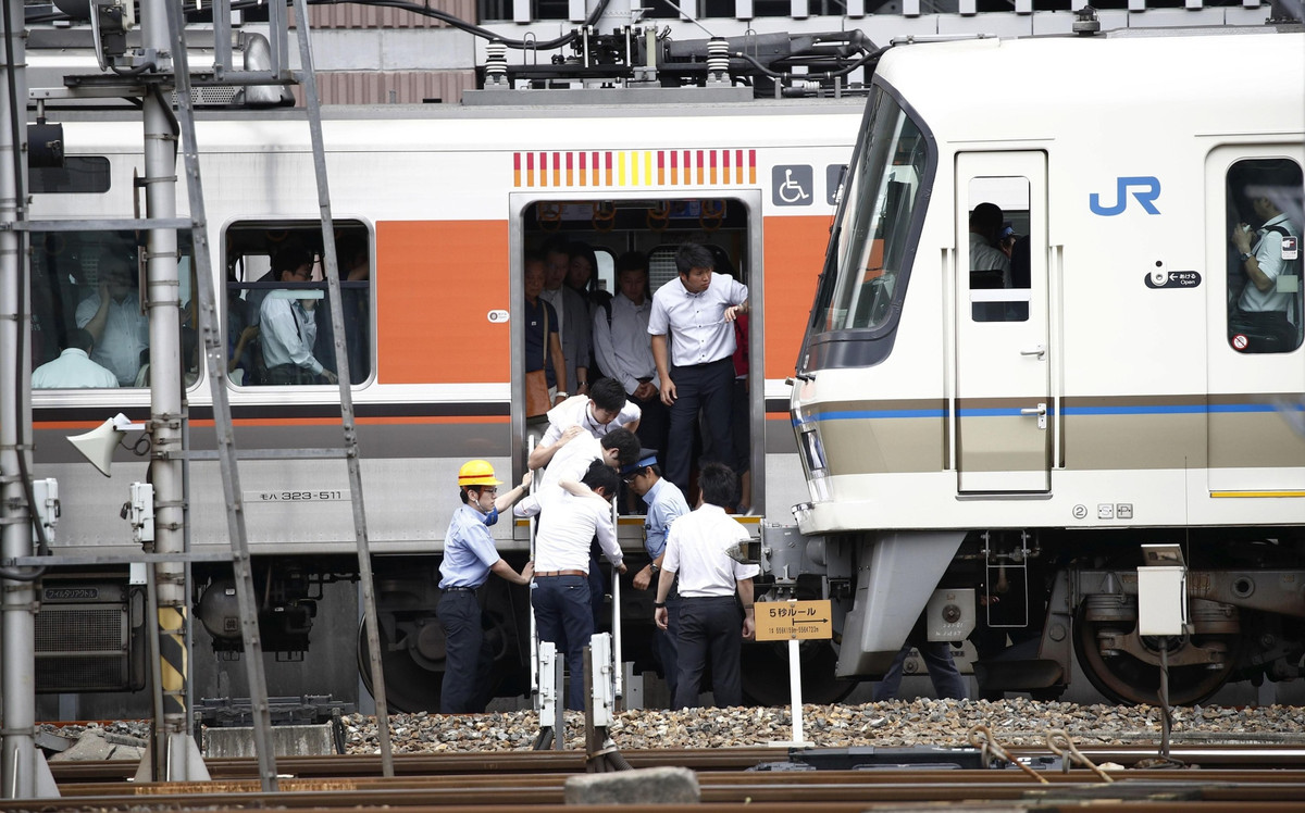 Hành khách xuống tàu sau khi một số tuyến đường sắt bị tạm ngừng hoạt động do ảnh hưởng của cơn địa chấn sáng 18/6. Ảnh: JP.