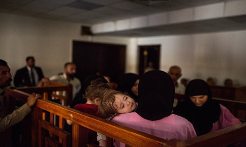 Iraq đang mở những phiên tòa xét xử những góa phụ IS này và những người bị cáo buộc đã gia nhập và hỗ trợ tổ chức khủng bố IS. Ảnh: Một số người phụ nữ bế con chờ đến lượt hầu tòa tại một tòa án ở thủ đô Baghdad, Iraq.
