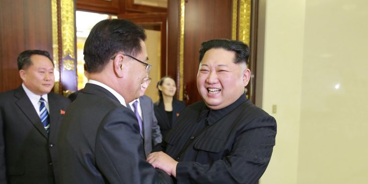 Sau khi tuyên bố đã hoàn tất chương trình vũ khí, nhà lãnh đạo Kim Jong-un thông báo trọng tâm chính của ông sẽ là phát triển kinh tế. Chính vì vậy, ông cần phải tạo lập các liên minh và tái thiết các mối quan hệ cũ, trước hết là với Trung Quốc - đối tác thương mại chính của Triều Tiên. Ảnh: BI.