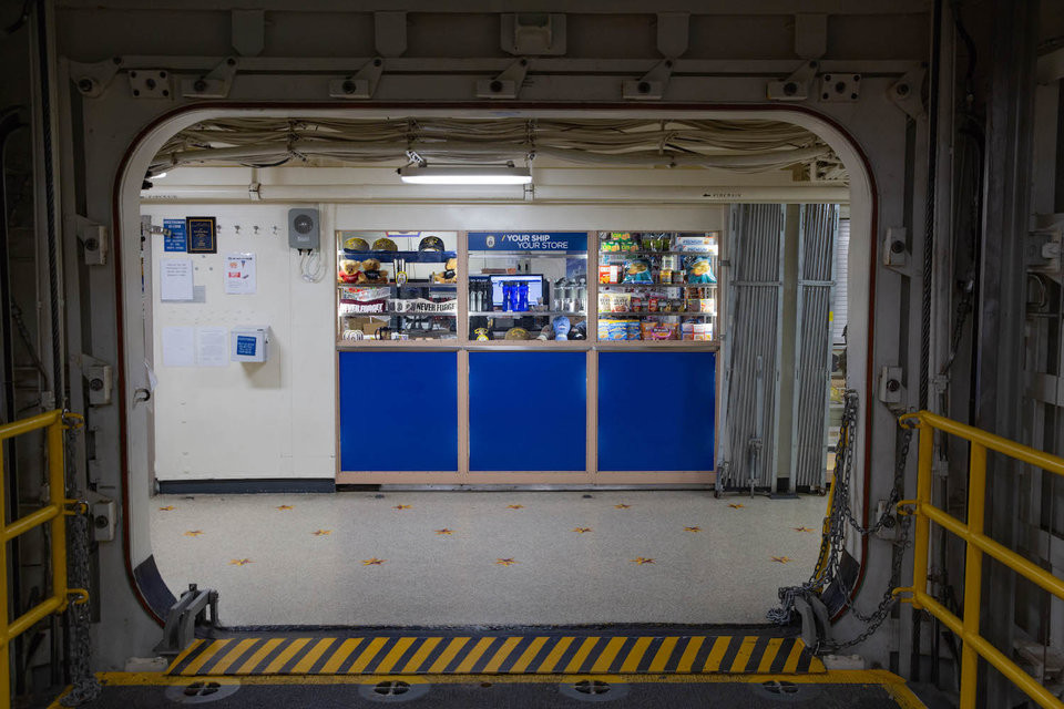 Thậm chí, tàu USS Arlington còn có cả một cửa hàng tạp hóa phục vụ thủy thủ đoàn gần 400 người.