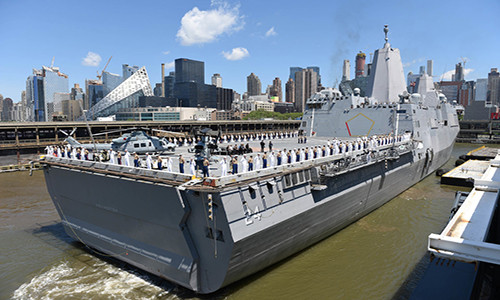 Boong chứa máy bay của USS Arlington tại bến tàu ở Manhattan. 