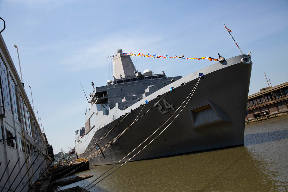 Sử dụng 4 động cơ diesel Colt-Pielstick, tàu USS Arlington có thể thể di chuyển với tốc độ tối đa 39 km/h.