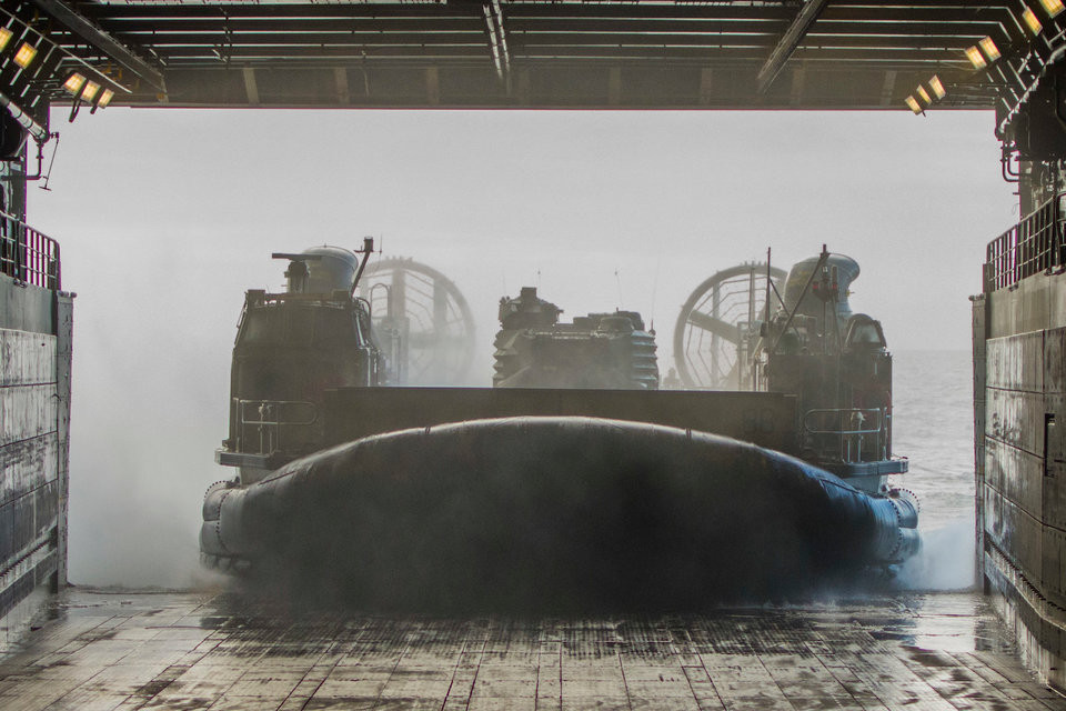 Một tàu LCAC tiến vào boong tàu USS Arlington.
