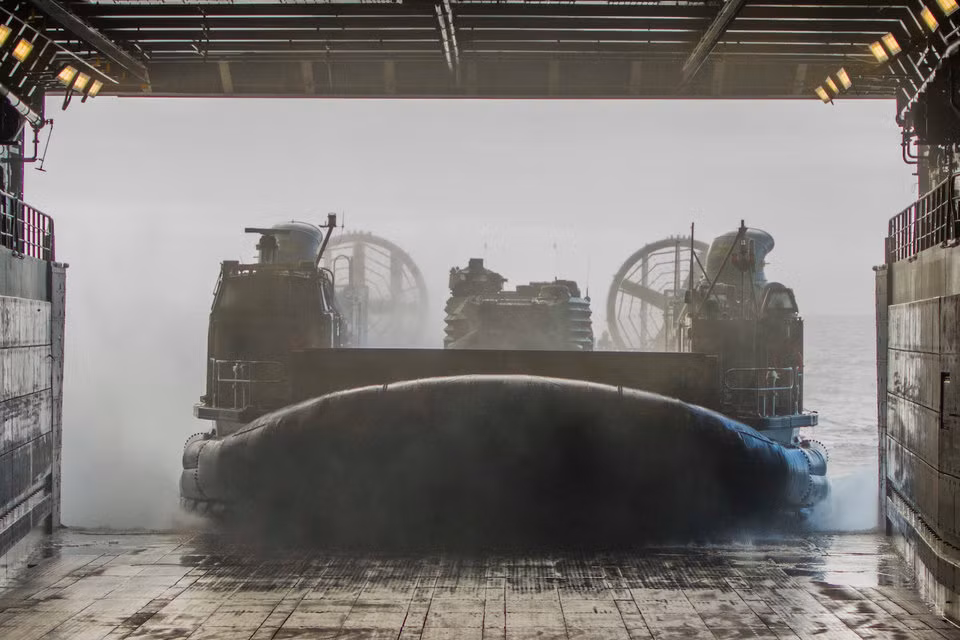 Một tàu LCAC tiến vào boong tàu USS Arlington.