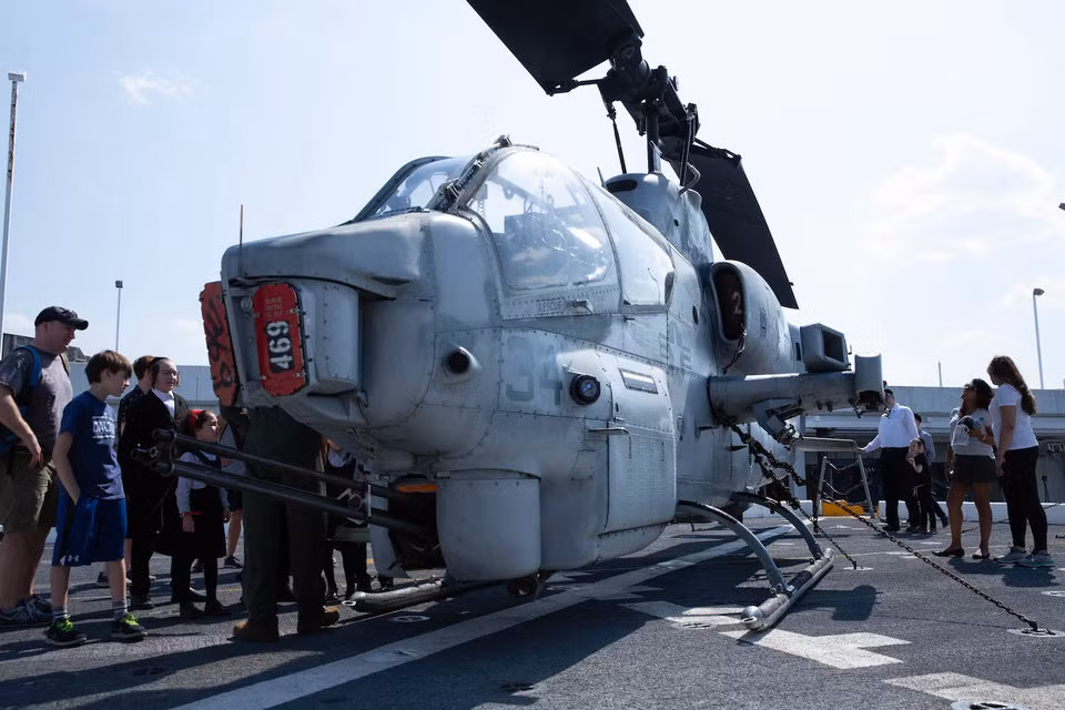 Hải quân Mỹ còn có một chiếc trực thăng tấn công AH-1 Cobra trên boong tàu USS Arlington.