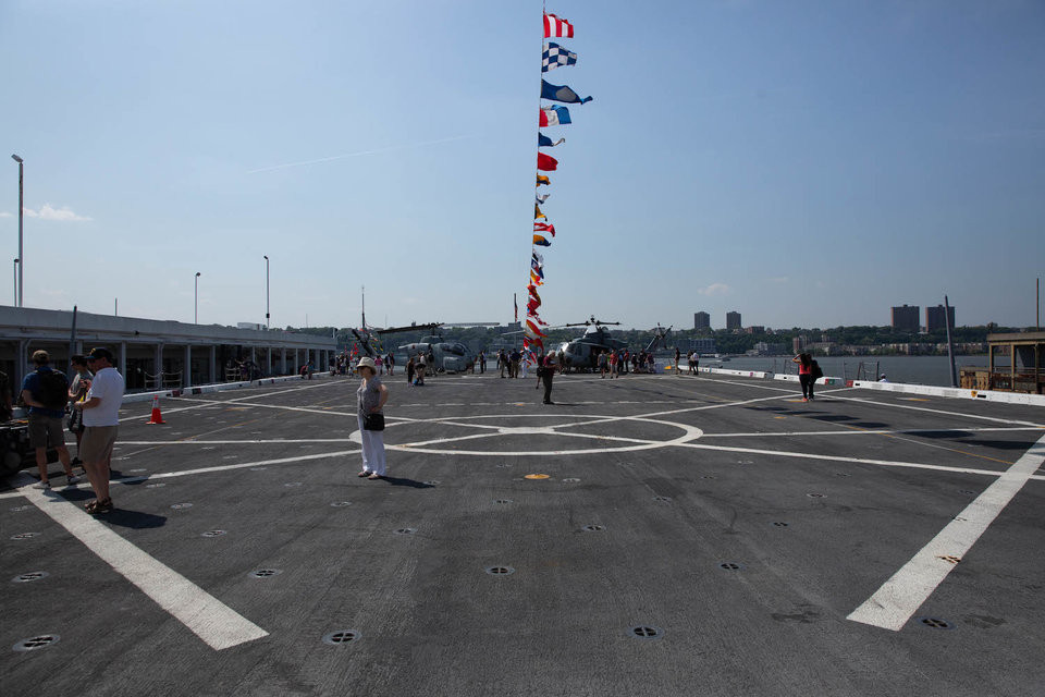 Nó có thể chứa hai trực thăng CH-53E Super Stallion hoặc hai máy bay MV-22 Ospreys, hoặc 4 chiếc CH-46 Sea Knights hay SH-60 Seahawks.