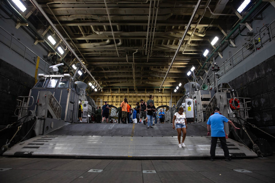 USS Arlington có thể chở hai tàu đổ bộ đệm khí LCAC hoặc một tàu đổ bộ LCU.