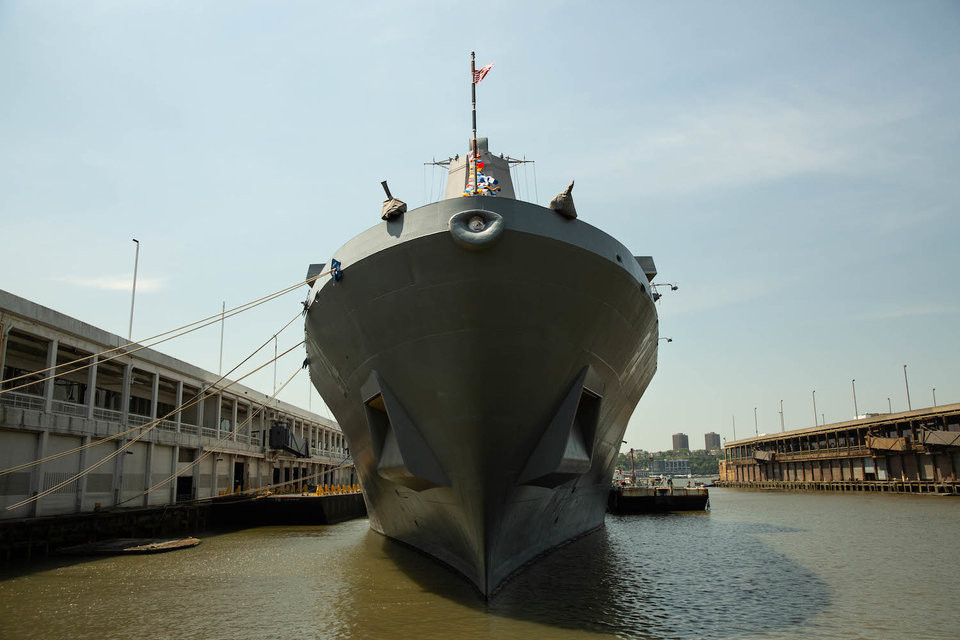 USS Arlington dài khoảng 208 mét, rộng 32 mét và có lượng choán nước 25.883 tấn.