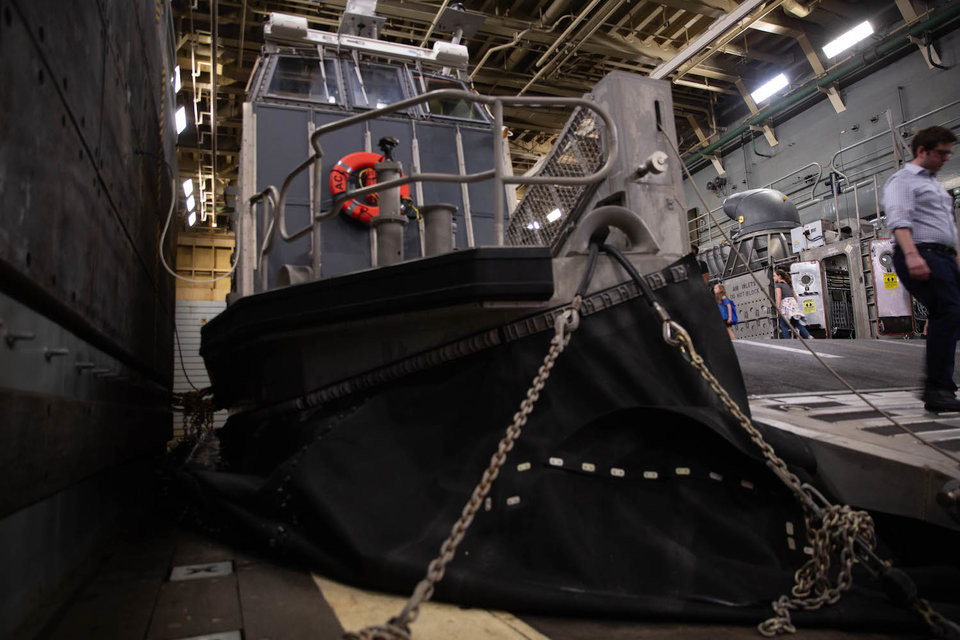 Về cơ bản, LCAC là tàu di chuyển nhờ đệm không khí, vừa có thể di chuyển dưới nước vừa trên cạn.