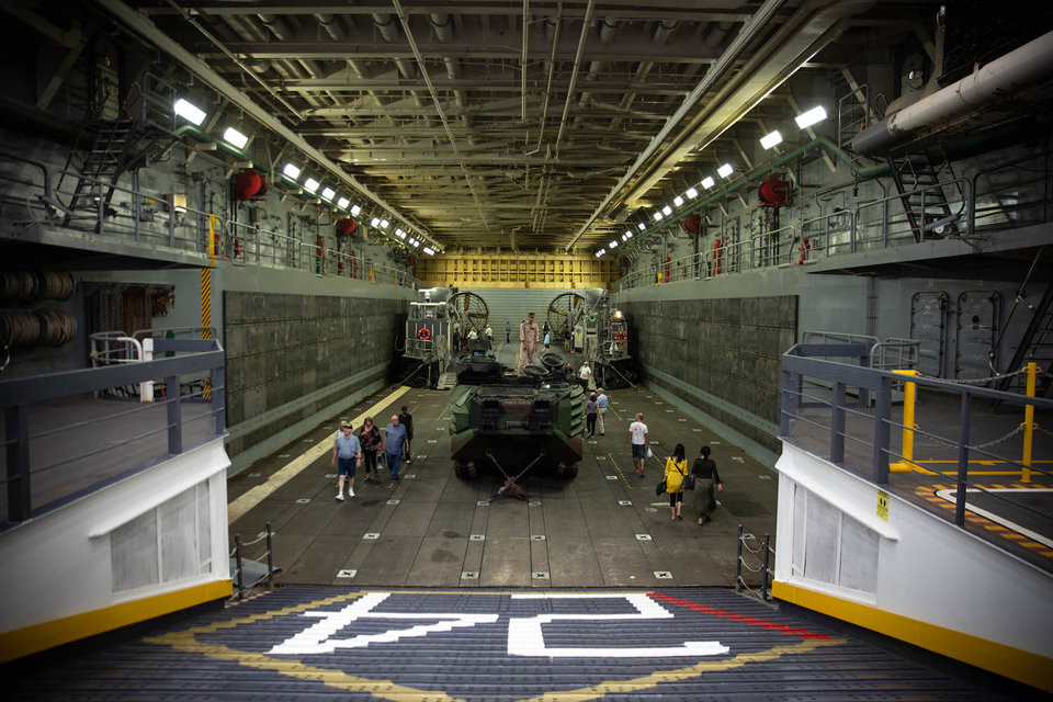 Bên trong tàu USS Arlington có chỗ dành cho thủy thủ đoàn và các phương tiện đổ bộ.