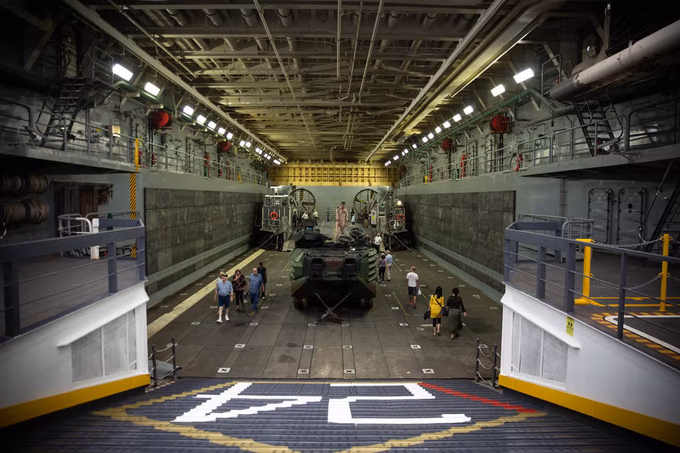 Bên trong tàu USS Arlington có chỗ dành cho thủy thủ đoàn và các phương tiện đổ bộ.