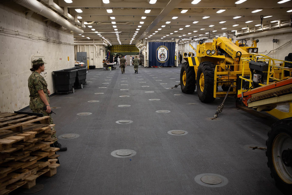 Bên phải lối vào tàu USS Arlington có nhiều không gian cho các phương tiện quân sự.