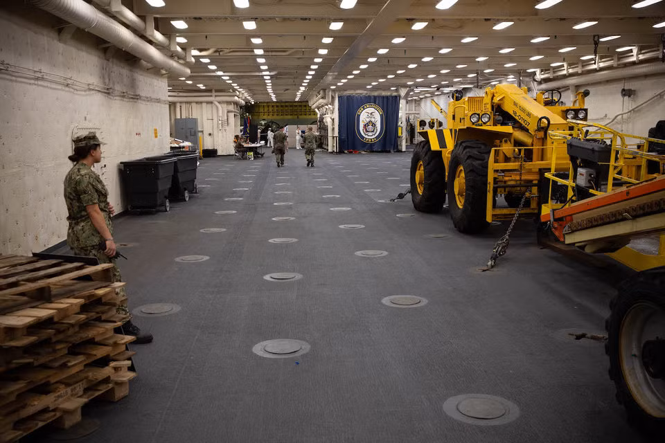 Bên phải lối vào tàu USS Arlington có nhiều không gian cho các phương tiện quân sự.