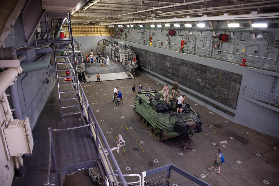 Không gian rộng rãi bên trong tàu USS Arlington.