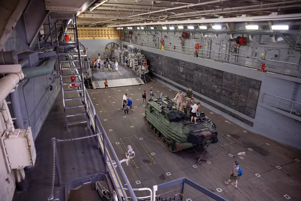 Không gian rộng rãi bên trong tàu USS Arlington.