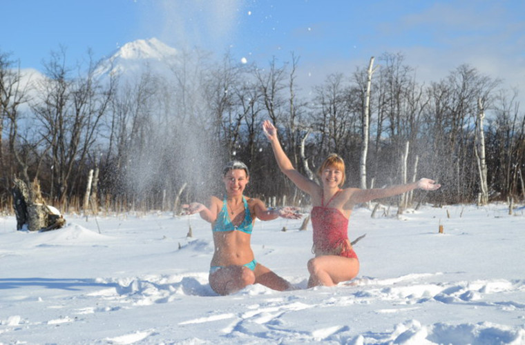 Người dân Nga thích đi bơi vào mùa đông. Ảnh: 56thparallel.com.