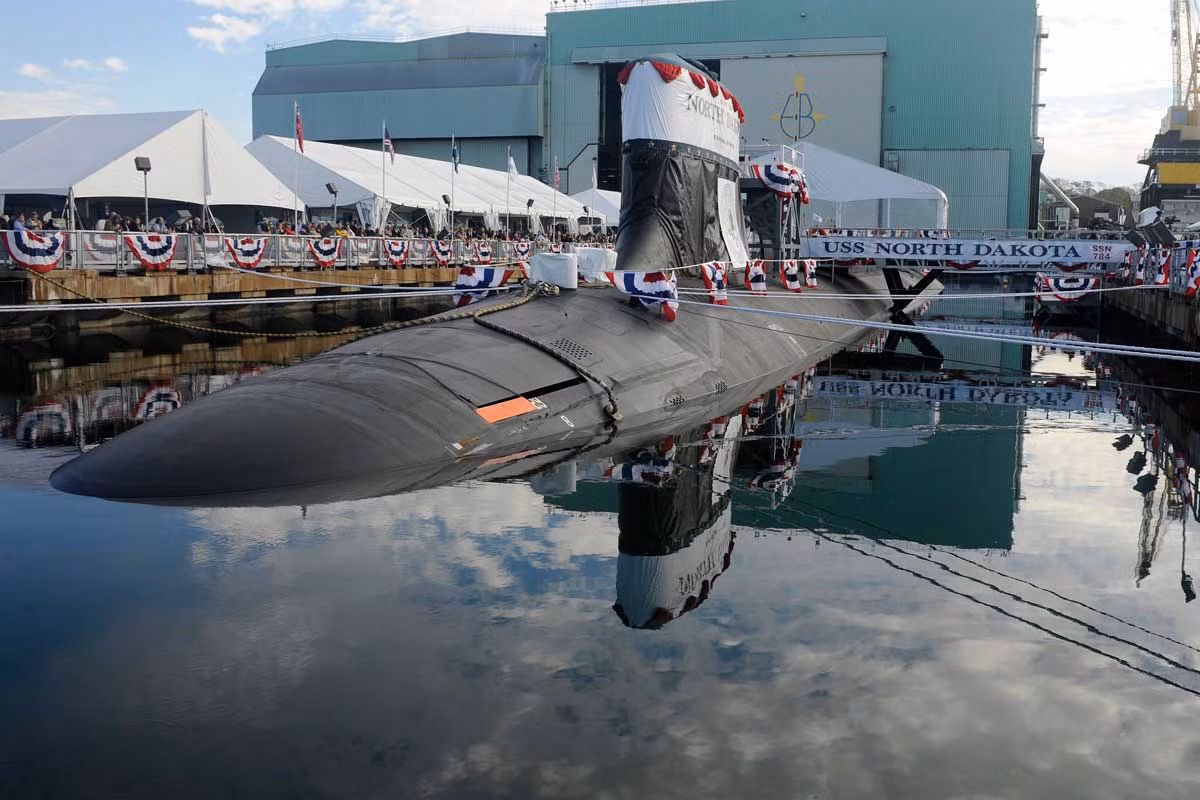 Con tàu có chiều dài tới 114 mét, lượng giãn nước khi lặn là 7.300 tấn, nhỏ hơn so với tàu ngầm tấn công Seawolf . Nó có khả năng mang theo thủy thủ đoàn 120 binh sĩ và 14 sĩ quan. Chiếc tàu ngầm này có thể di chuyển dưới với tốc độ hơn 25 knot dưới nước trong nhiều tháng. Ảnh: military.com