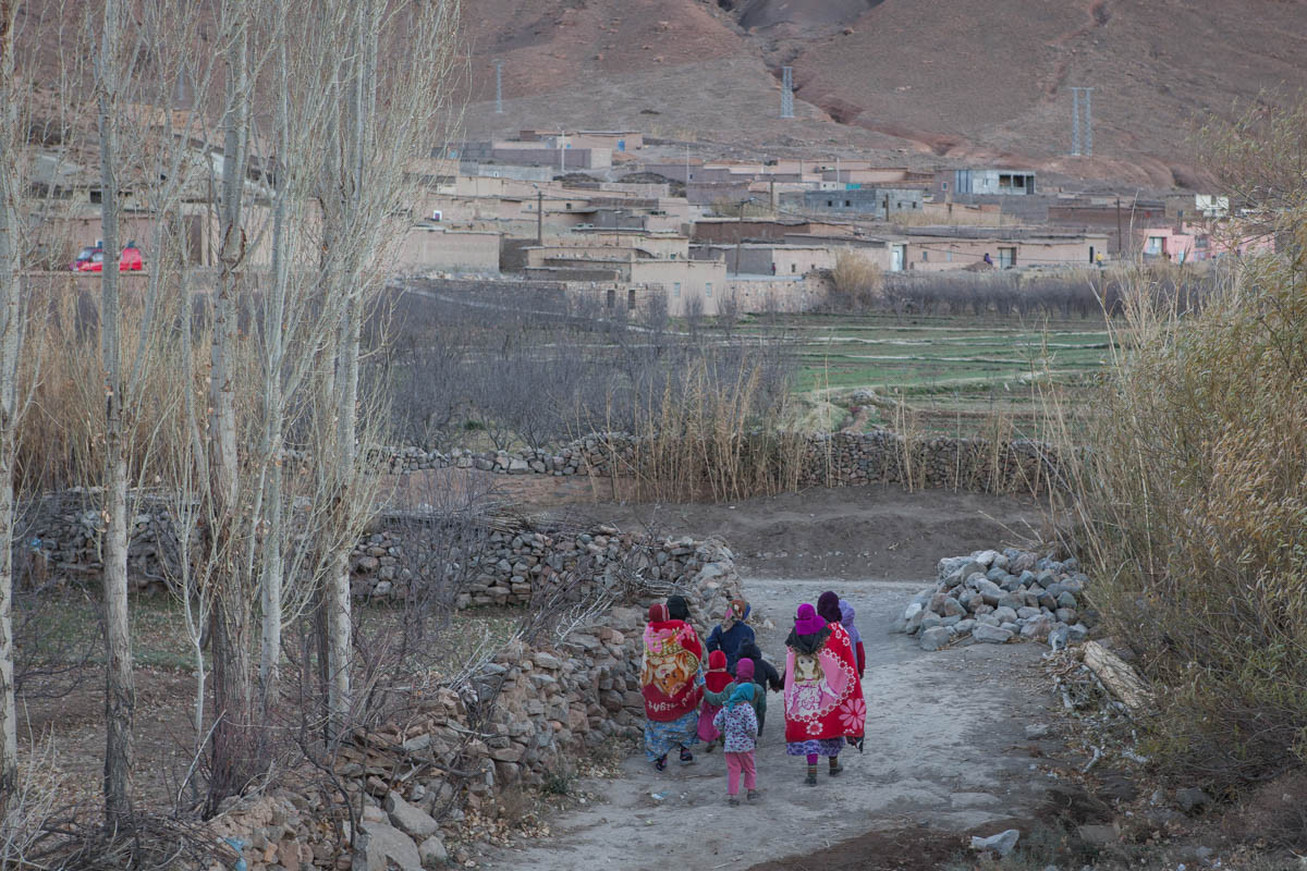 Hiện nay, với mức thu nhập thấp và điều kiện làm việc khắc nghiệt, những người trẻ trong khu vực này đều không “mặn mà” với công việc khai thác muối. “Các em nhỏ không muốn trở thành thợ muối vì công việc đó quá vất vả”, Lhoussain Barhou, một giáo viên tiểu học tại Ai-Daoud, cho hay.