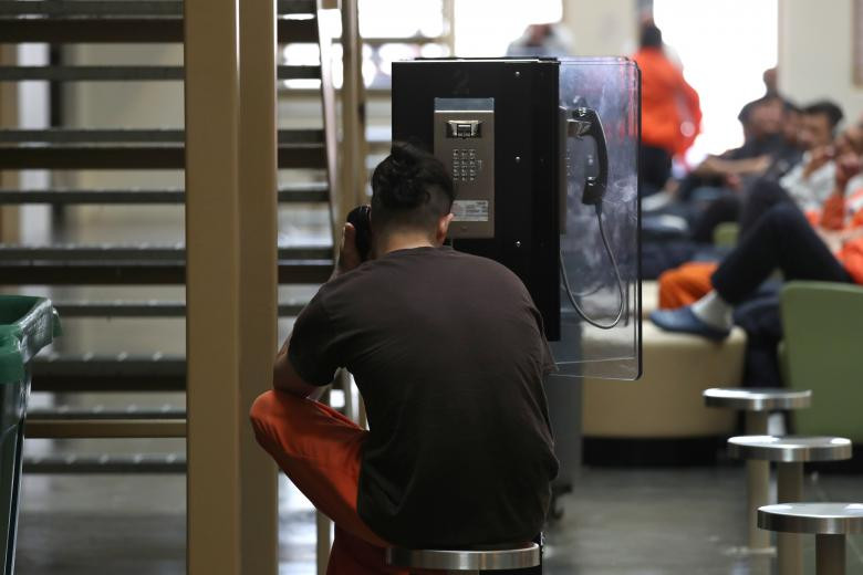 Người nhập cư bị giam ở đây cũng có thể gọi điện thoại cho người thân, bạn bè.