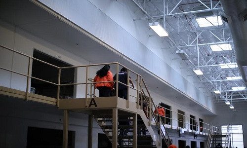 Tuy nhiên, cơ hội để họ được “tị nạn” ở Mỹ rất mong manh. Không ít người nhập cư đã phải sống trong những trung tâm giam giữ này nhiều năm.