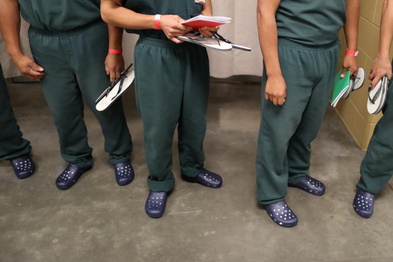 Nhân viên ICE cho biết, tù nhân có 4 tiếng được tham gia các hoạt động giải trí mỗi ngày, như chơi thể thao, đến nhà nguyện hay thư viện của trung tâm này,…