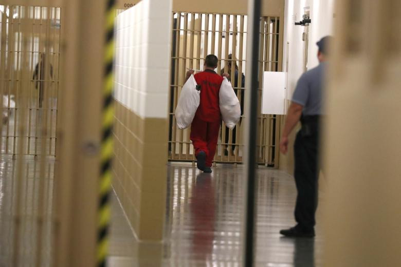 Hành lang bên trong trung tâm giam giữ người nhập cư Otay Mesa ở California. Mời độc giả xem thêm video: Người nhập cư ở Mỹ thấp thỏm khi ông Donald Trump đắc cử hồi năm 2016 (Nguồn: VTC14)