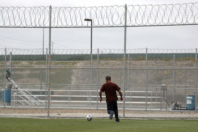 Người nhập cư chơi đá bóng trong trung tâm Otay Mesa.