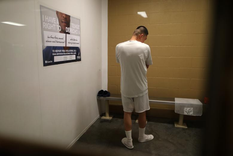 Bên trong một phòng giam của trung tâm giam giữ người nhập cư Otay Mesa.