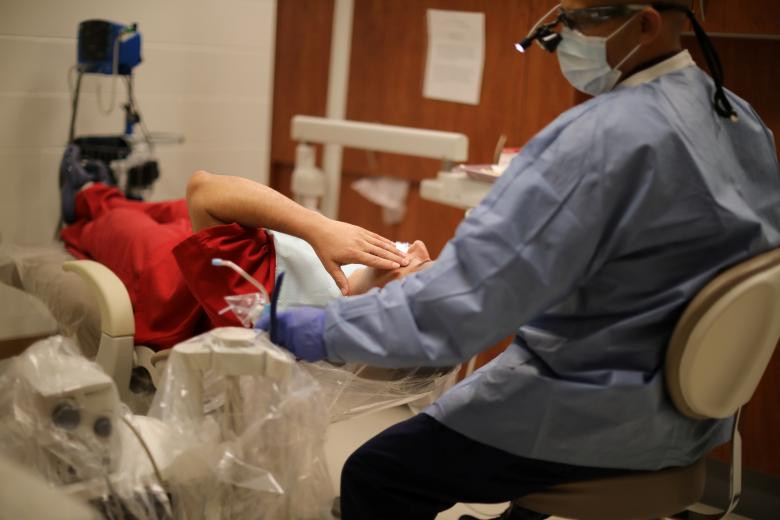 Một tù nhân được nha sĩ khám trong trung tâm Otay Mesa.