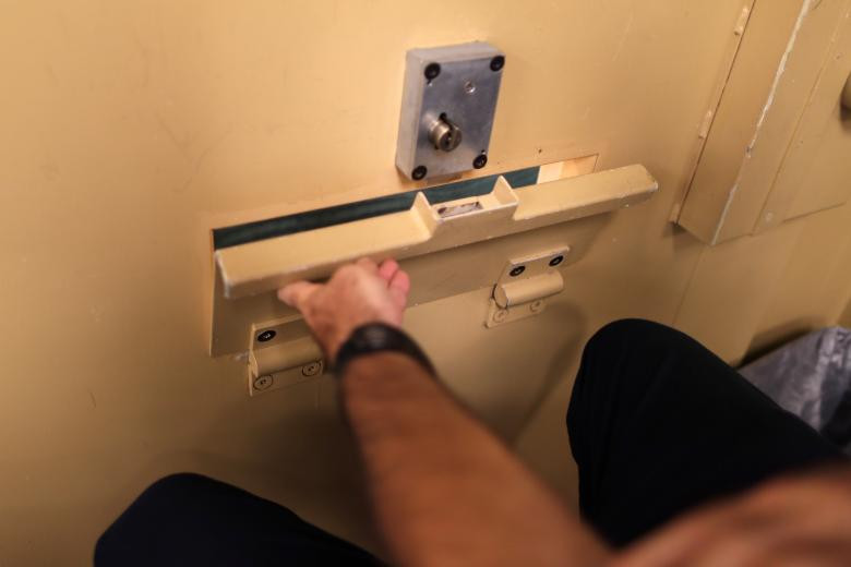 Một quản ngục theo dõi tù nhân có ý định tự tử trong phòng giam của trung tâm Otay Mesa.