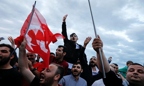 Đám đông người ủng hộ Đảng AK phấn khích, vẫy cờ bên ngoài tòa nhà Tarabya ở Istanbul.