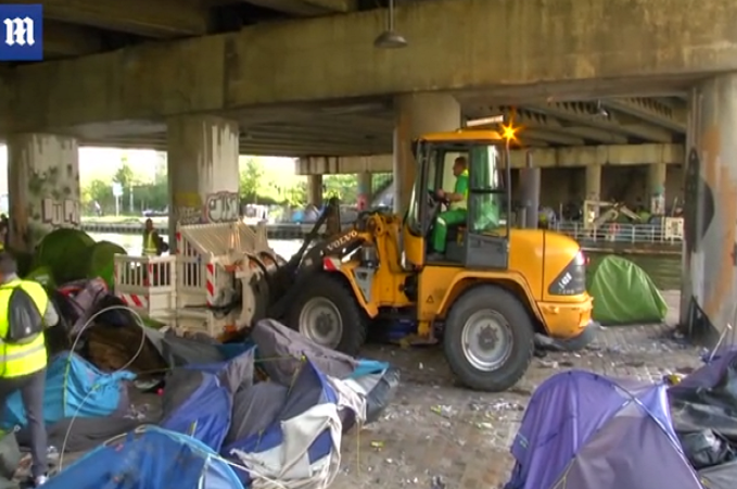 Theo WSWS, lực lượng an ninh, các công nhân, máy móc đã được huy động để phá hủy hàng trăm túp lều của người tị nạn dựng lên dọc bờ kênh ở Paris. Ảnh: DM.